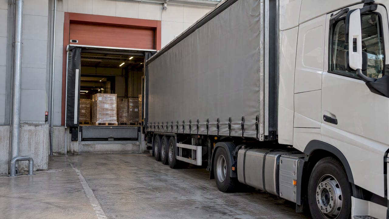 Camion e pallet nel centro di cross-dock